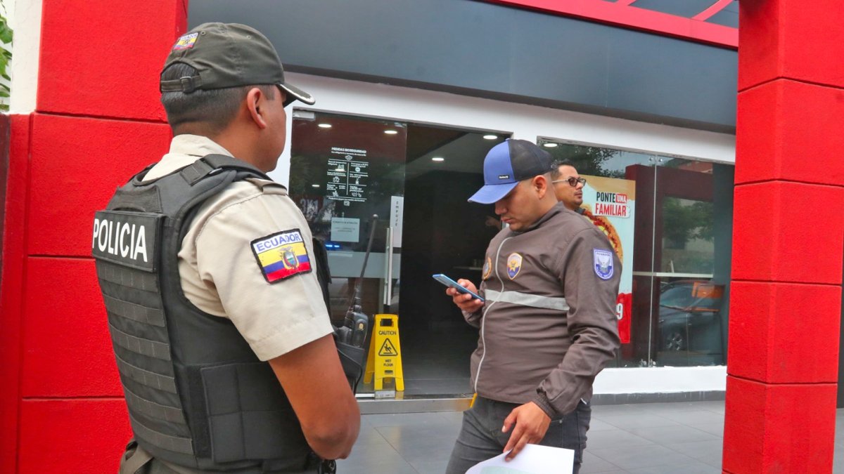 Agentes policiales llegaron hasta los exteriores de la pizzería en el centro de Guayaquil tras el intento de asalto.
