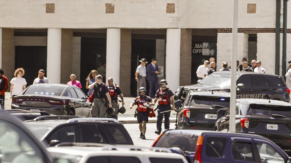 Agentes de policía en la escena del tiroteo reportado en Apalachee High School en Winder.
