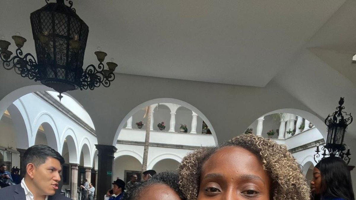 Kiara y su madre, Narcisa España, antes del viaje a París. Ella fue abanderada del Team Ecuador.