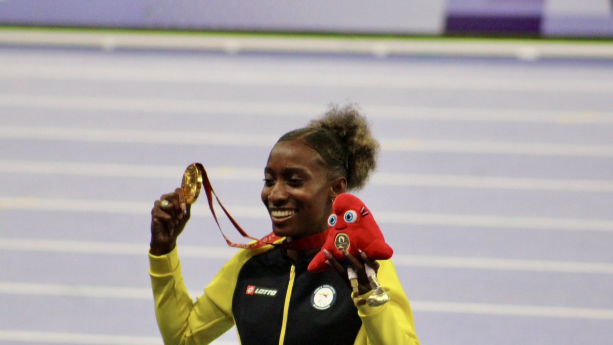 kiara Rodríguez con su medalla de Oro en los Paralímpicos París 2024