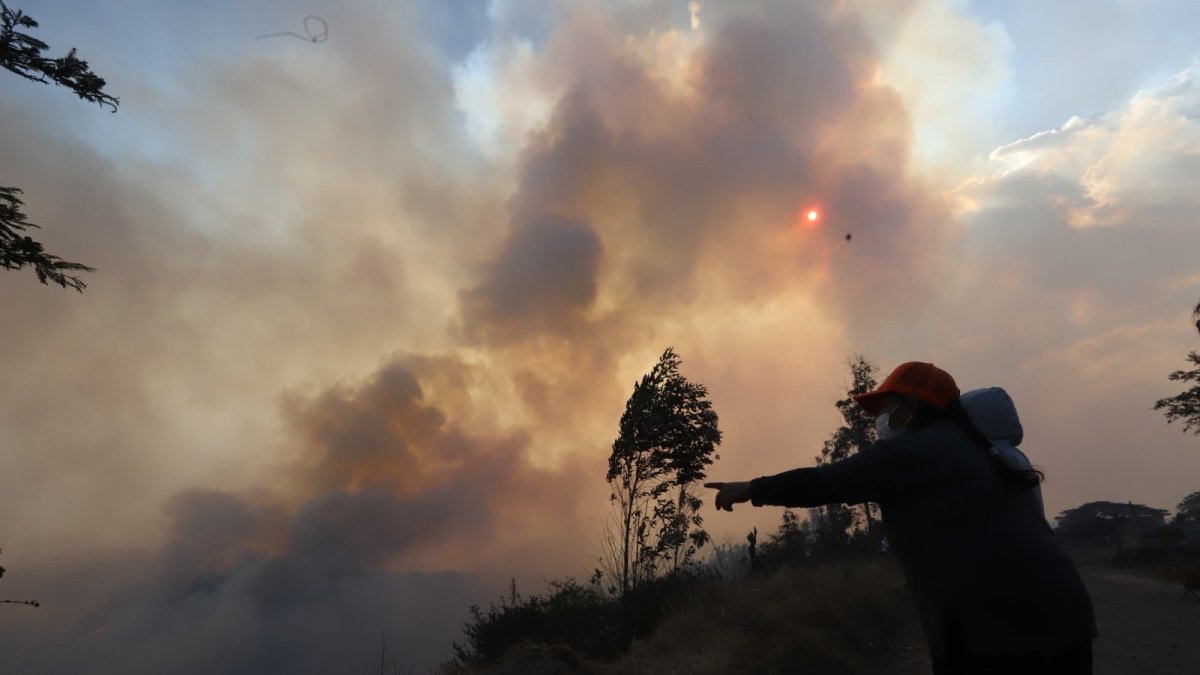 Incendios forestales en Quito han dejado una capa gris en el ambiente.