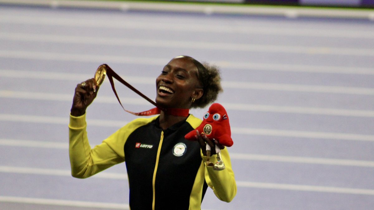 Kiara Rodríguez, y su medalla de oro en los paralímpicos.