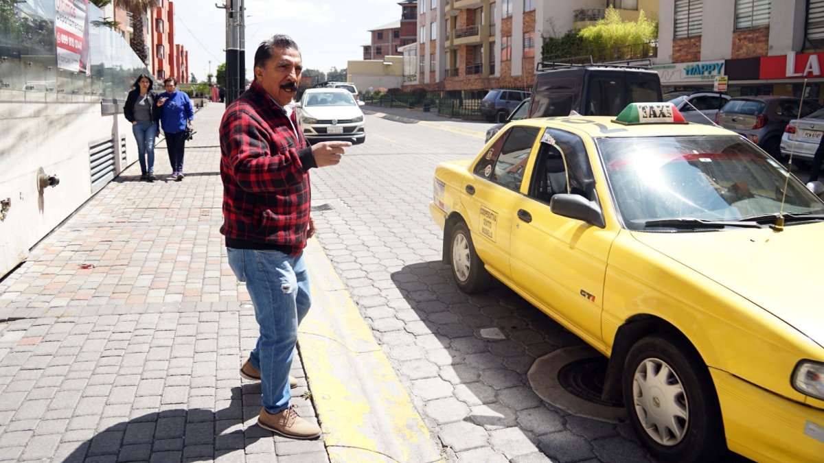 En la Isla Marchena, hombres armados que iban en moto apuntaron a dos taxistas que estaban estacionados.