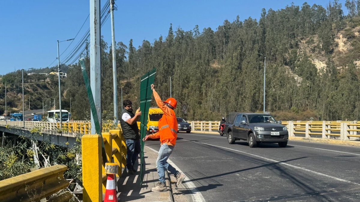 Puente. Personal municipal realiza la colocación de las vallas de seguridad