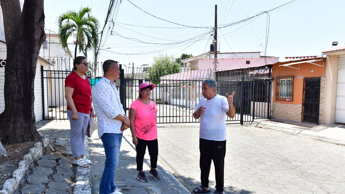Los vecinos se reúnen para socializar medidas de seguridad, en la Alborada 12ava etapa.