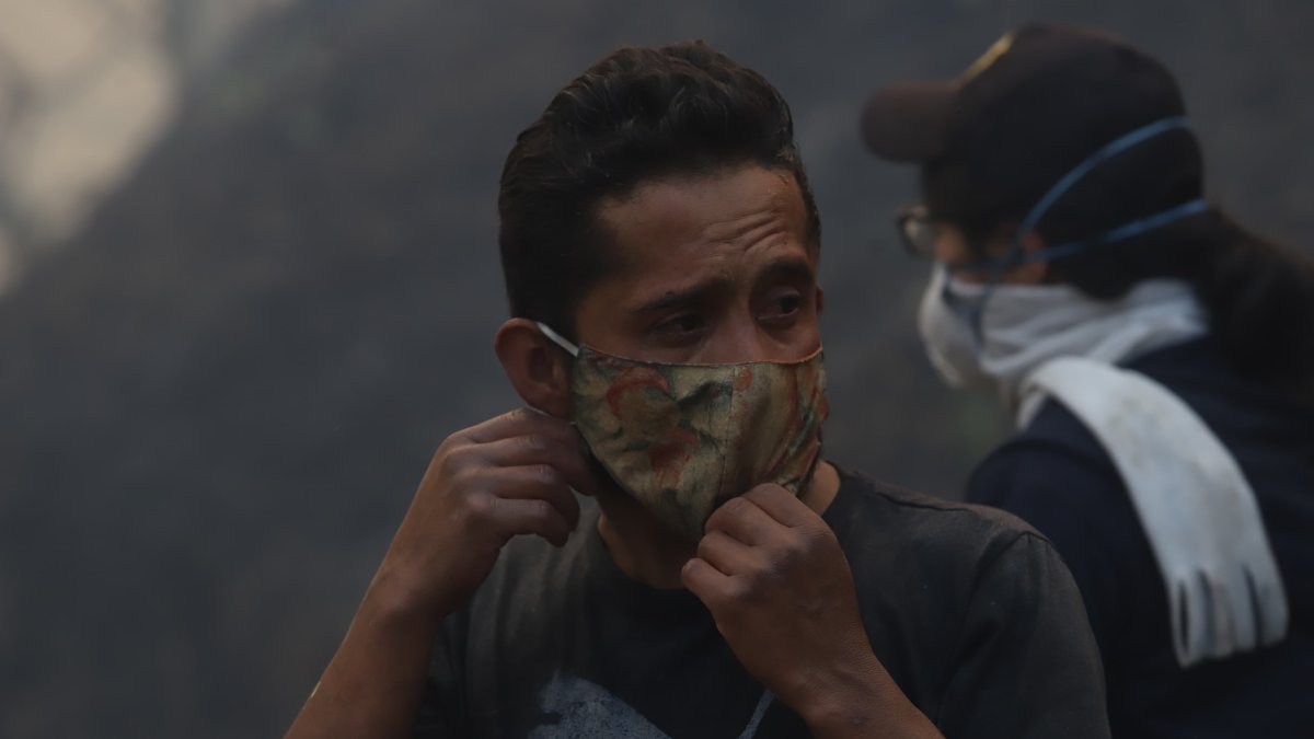 Quito. Vecinos que ayudan a sofocar el incendio en el sector de Zambiza.