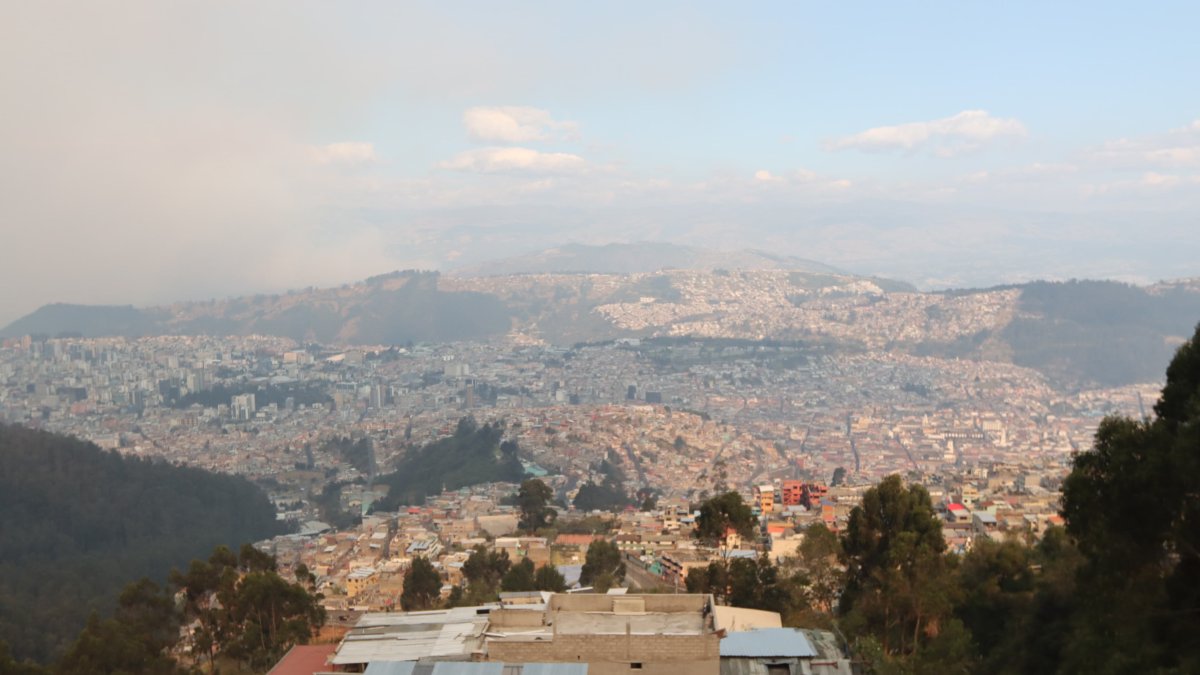 Desde ayer miércoles  4 de septiembre,  una cortina de humo cubría varios sectores de Quito, producto de los incendios en Nayón, Itulcachi y Chilibulo 