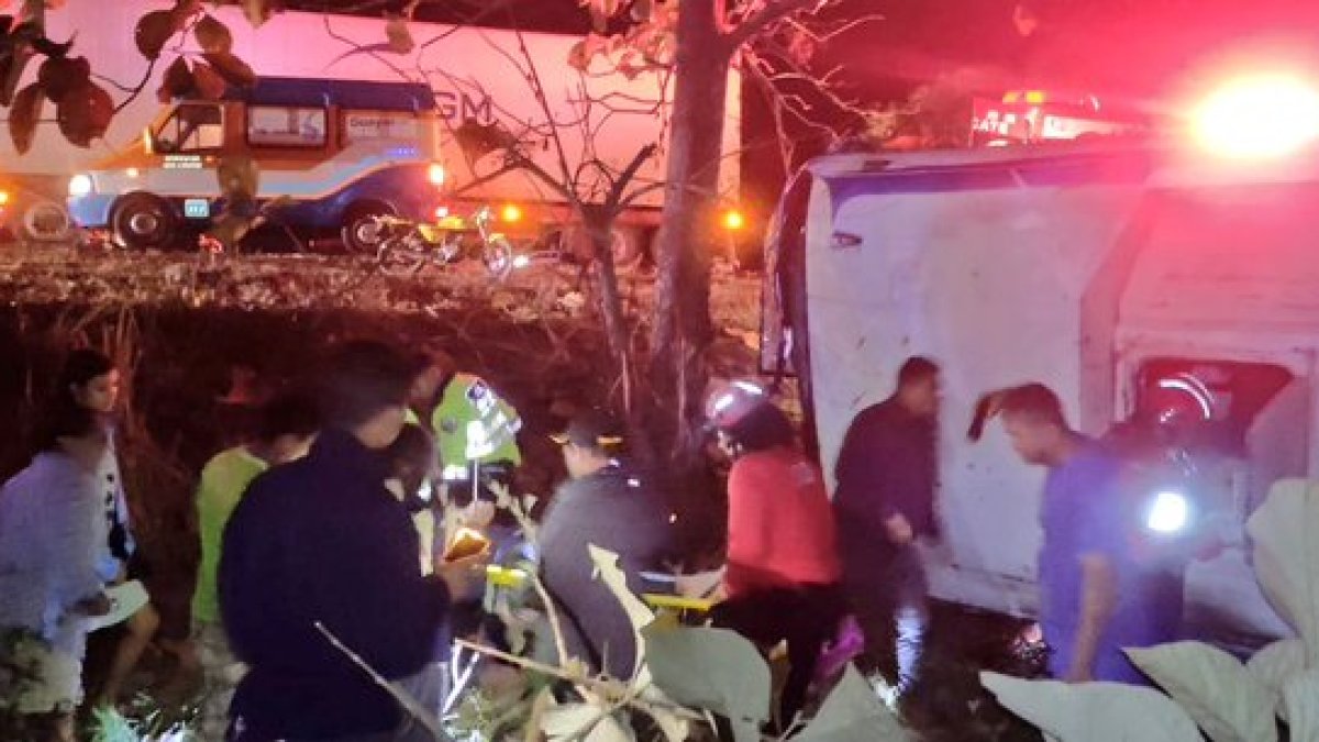 Personal del Ministerio de Salud y de la Comisión de Tránsito del Ecuador realizaba tareas de rescate de las víctimas.