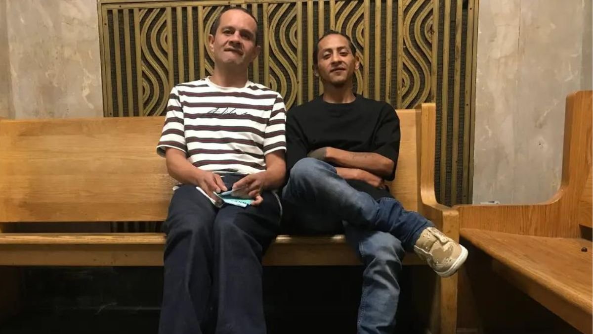 A la derecha, inmigrante ecuatoriano en el Tribunal Penal de Manhattan admite la razón por la que comete delitos.