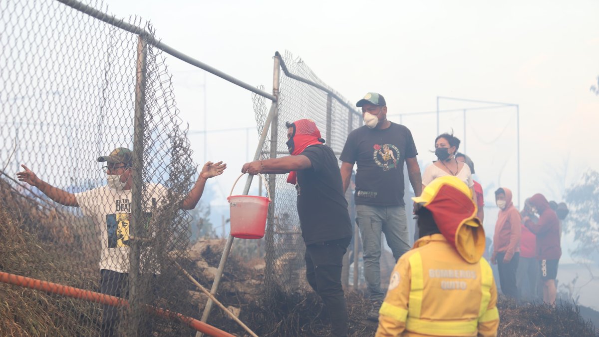Los habitantes de Nayón y Zámbiza se han unido al trabajo de los Bomberos para intentar sofocar los incendios forestales en Quito.