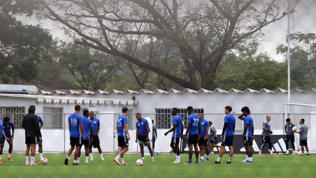 Los jugadores de Emelec no entrenaron el martes 3 y miércoles 4 por la mañana porque les deberían 2 meses de sueldo.