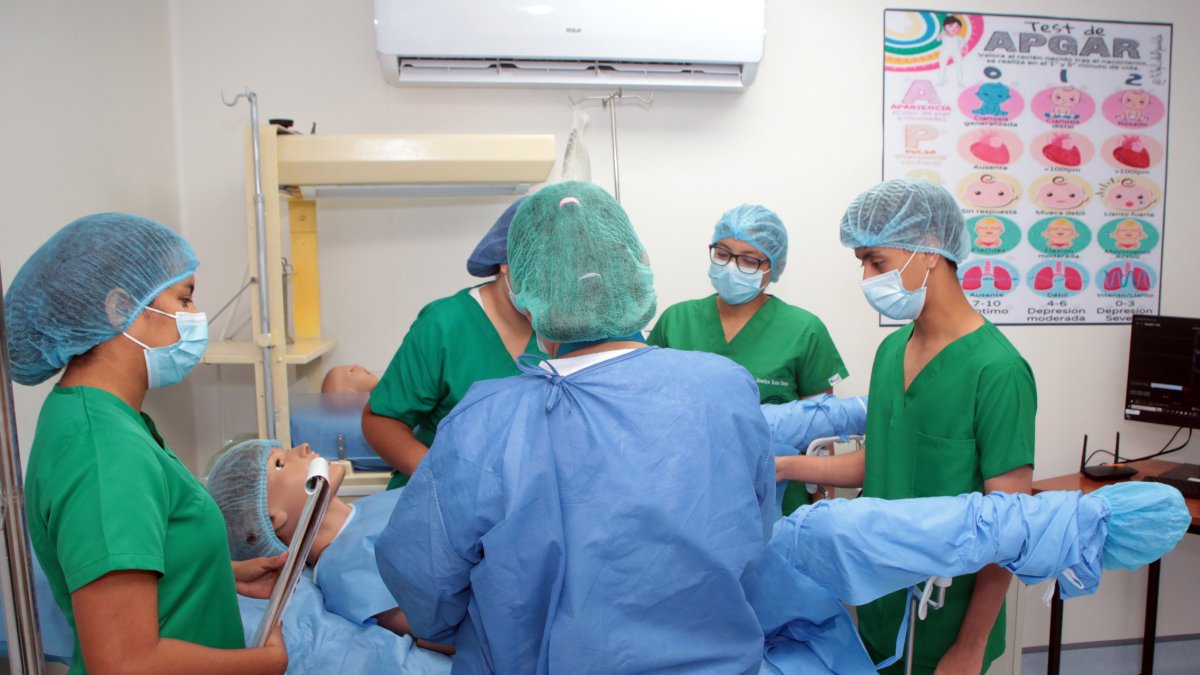 La Universidad Guayaquil repotencia nuevos laboratorios para estudiantes de medicina.