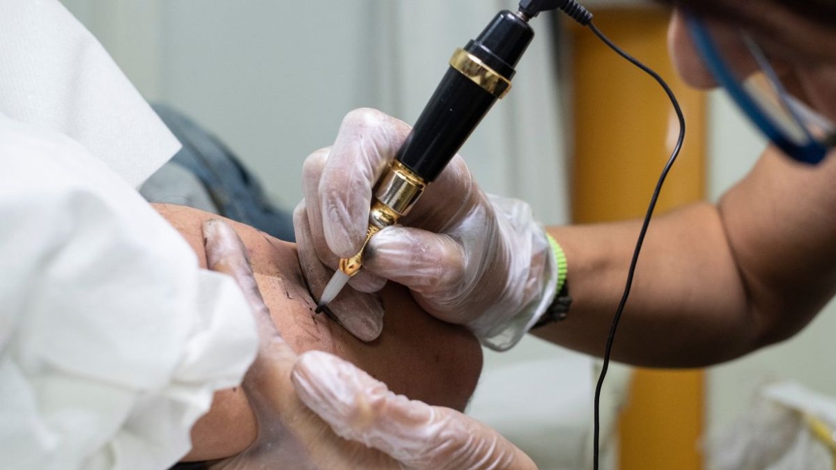 A diferencia de los tatuajes convencionales, los tatuajes biotecnológicos están diseñados para realizar funciones tecnológicas y médicas.