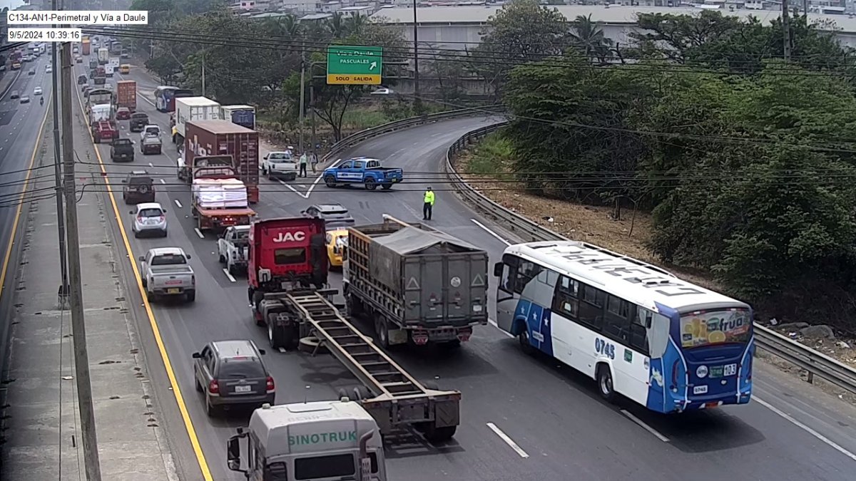 La oreja vial que conecta la vía Perimetral con la vía a Daule, en el sentido hacia el norte, fue cerrada por agentes de tránsito mientras se realizan procedimientos en La Roca.