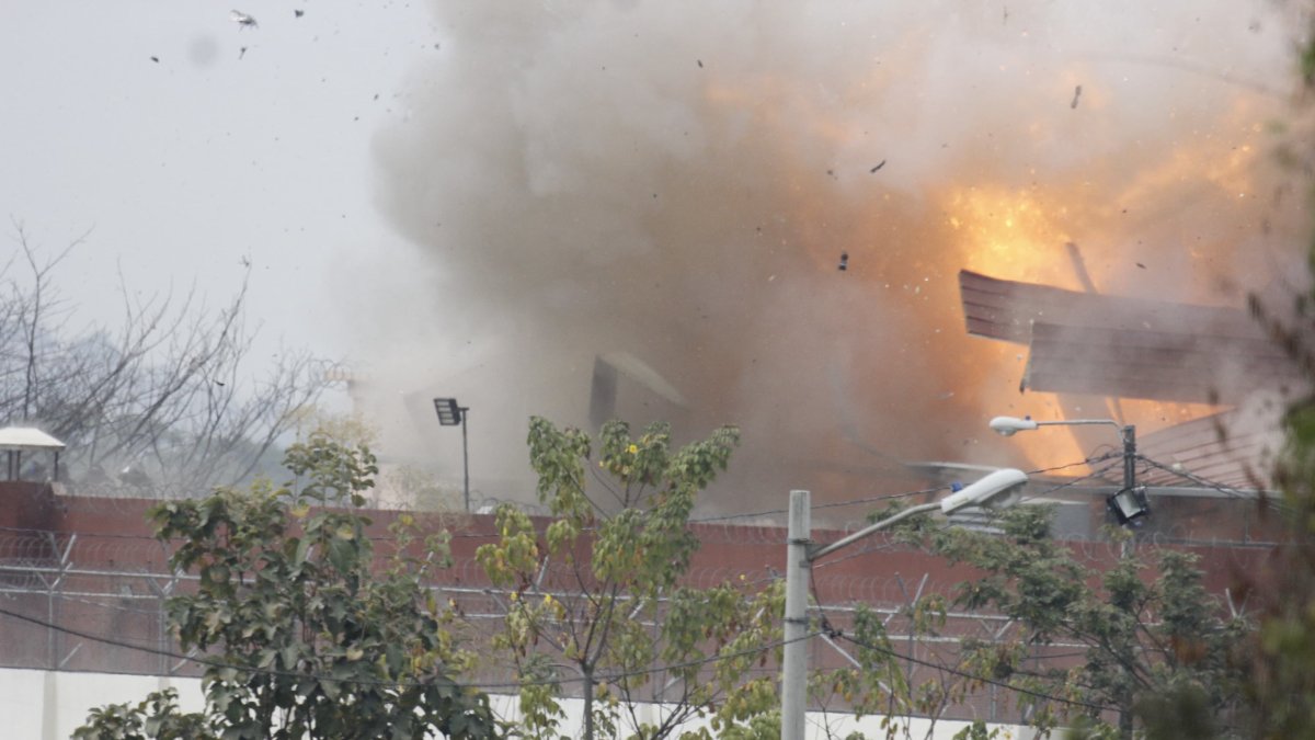 La explosión afectó considerablemente la cubierta de la cárcel de máxima seguridad.