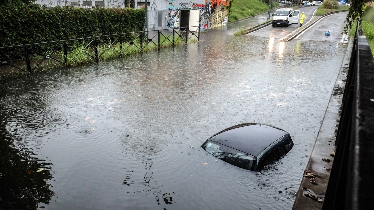 Un coche sumergido en via Pompeo Leoni, tras las fuertes lluvias en Milán, Italia.