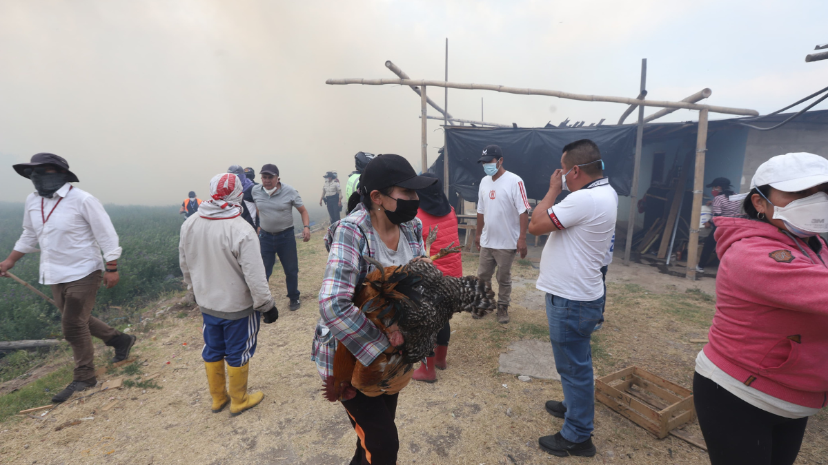 Ciudadanos evacúan el sitio.