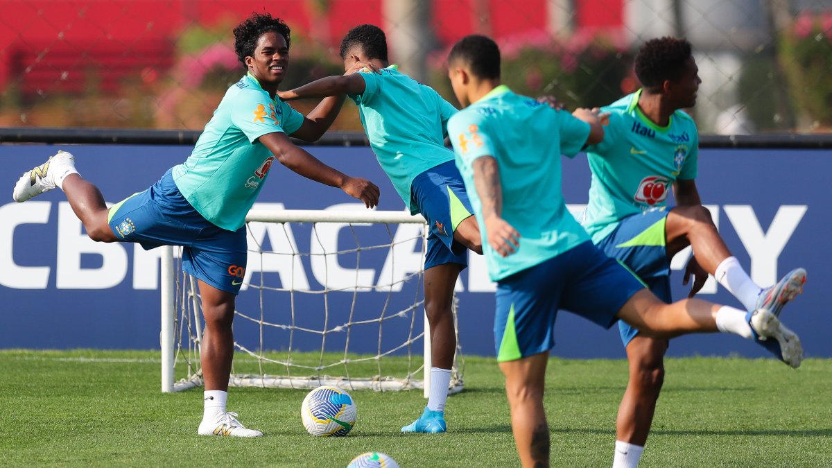 El jugador Endrick participa en un entrenamiento de la selección brasileña de fútbol en el Centro Administrativo y Técnico Alfredo Gottardi (CAT do Caju).