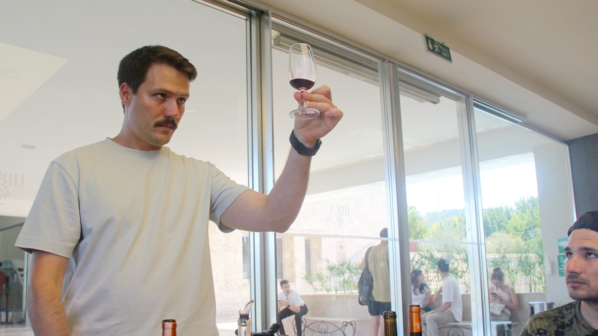 Un sumiller de la bodega Urla Sarapcilik (cerca de Urla, Esmirna, Turquía) observa un vino de su marca.