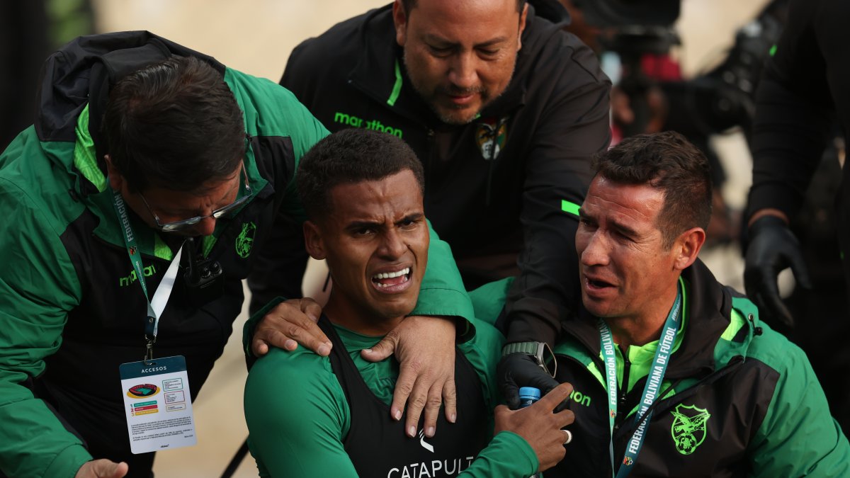 Enzo Monteiro (c) de Bolivia celebra su gol en un partido de las eliminatorias sudamericanas para el Mundial de 2026 entre Bolivia y Venezuela.