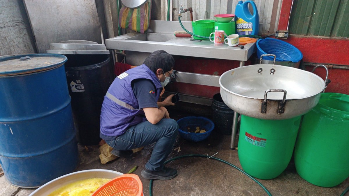 En el negocio ubicado en Cuenca se halló insalubridad en todas las áreas, según el comunicado.