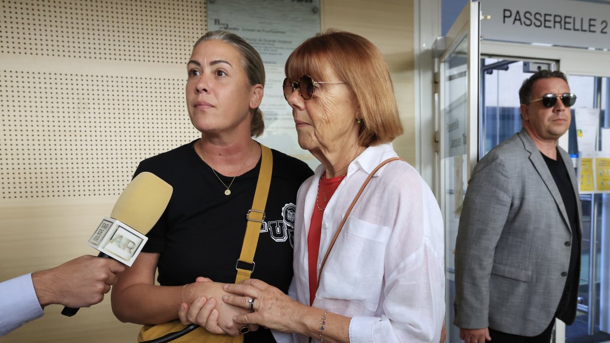 Gisele Pelicot junto a su hija Caroline Darian, quien también habría sido víctima de su padre.