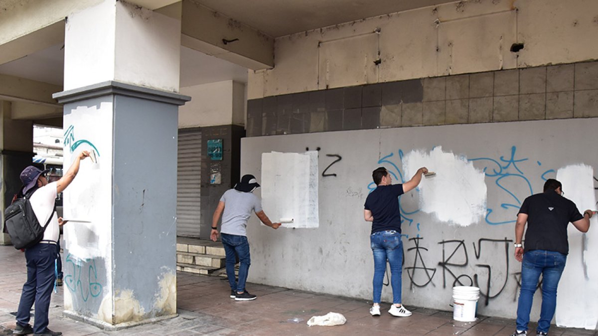Personal de Justicia y Vigilancia pinta paredes de bienes públicos y privados.