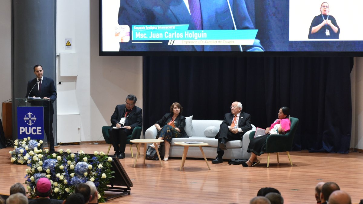 Acto. El Congreso Eucarístico contó con la presencia de Rosalía Arteaga, Carlos Holguín y Juana guasgua.