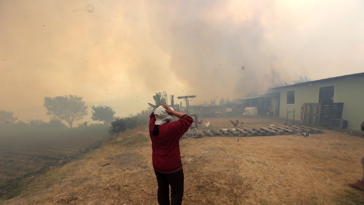 Dolor. Los moradores de la Tola Chica veían con impotencia cómo el humo cubría sus casas