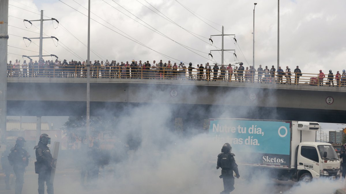 Policías desbloquearon varias vías principales de Colombia.