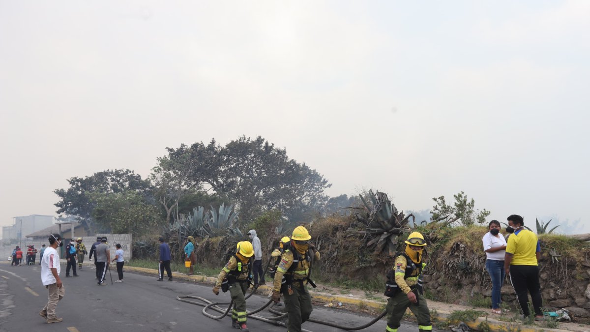 Los bomberos de Quito trabajan con capacidad del 98 por ciento.