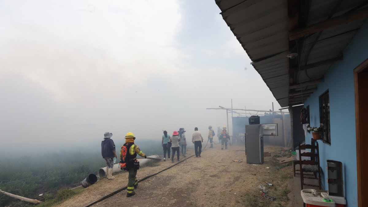 Por segundo día consecutivo, los Bomberos de Quito trabajan en el valle, en Nayón e Itulcachi, para tratar de apagar los incendios forestales que se iniciaron la tarde del 4 de septiembre