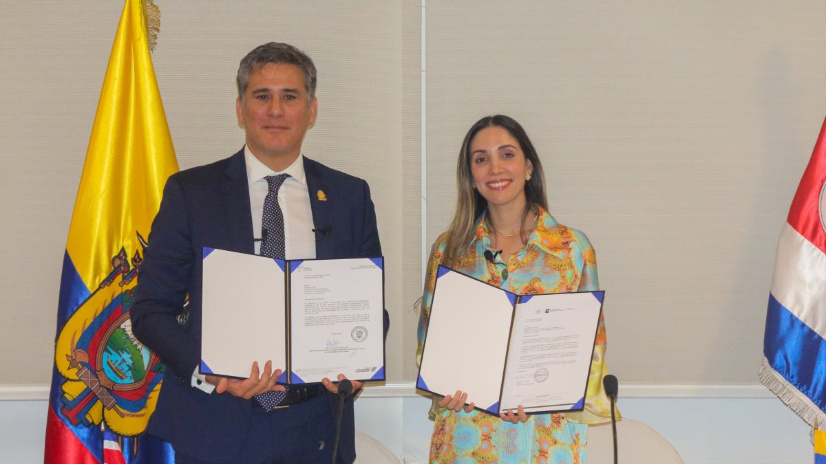 Autoridades. La ministra de Producción, Comercio Exterior, Inversiones y Pesca, Sonsoles García, y su par costarricense, Manuel Tovar.