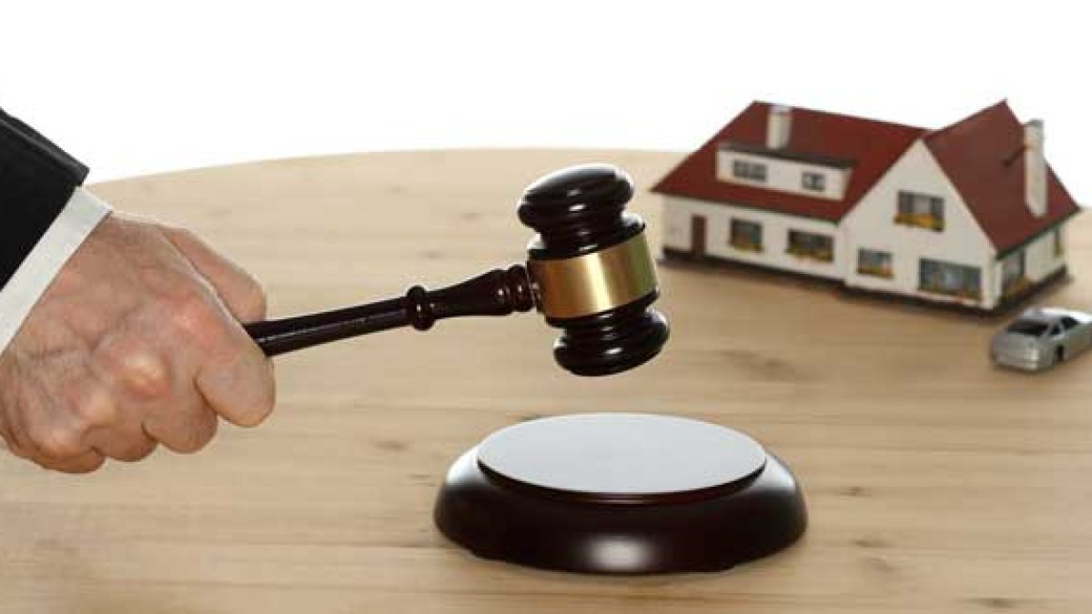 Un remate judicial es una subasta pública ordenada por un juez.