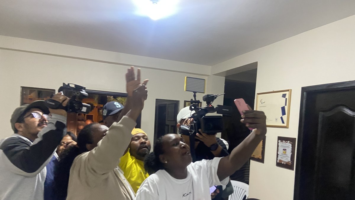 Narcisa España y su familia cuando recibieron la vídeo llamada de Kiara.