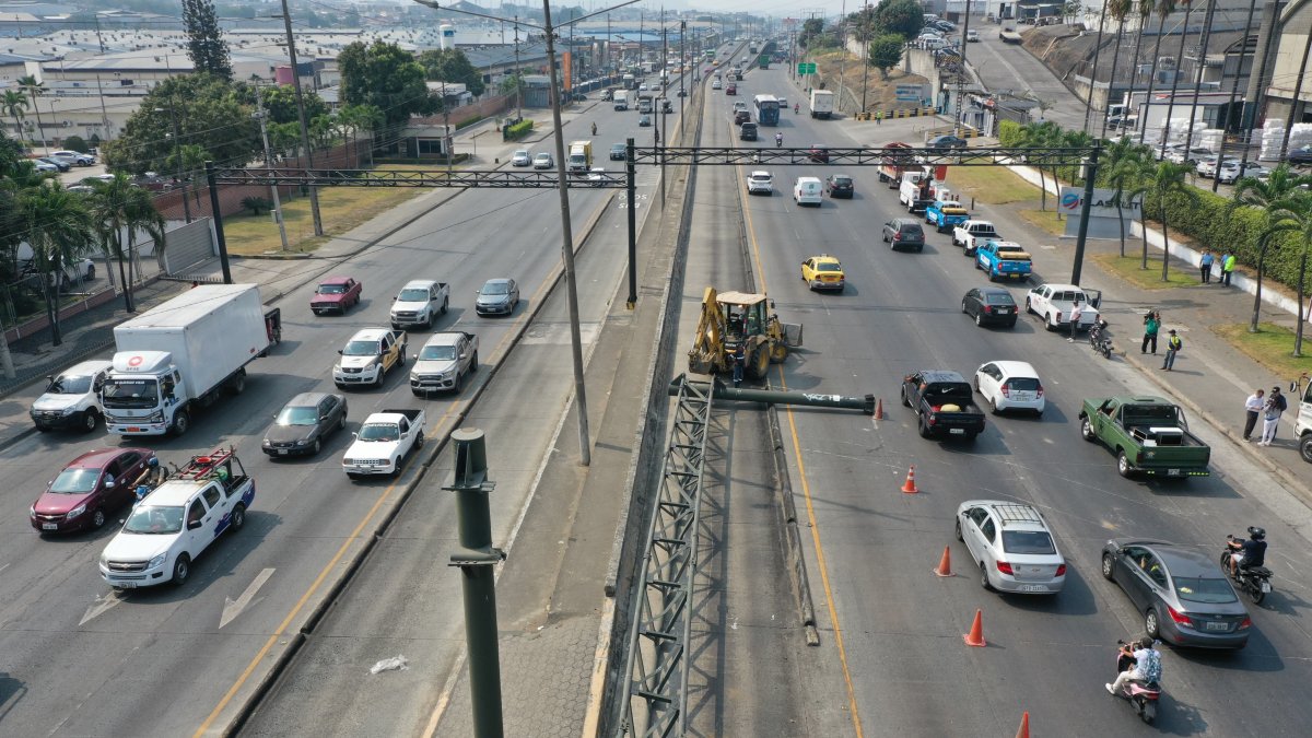 Personal se encuentra retirando los restos del pórtico en la zona.