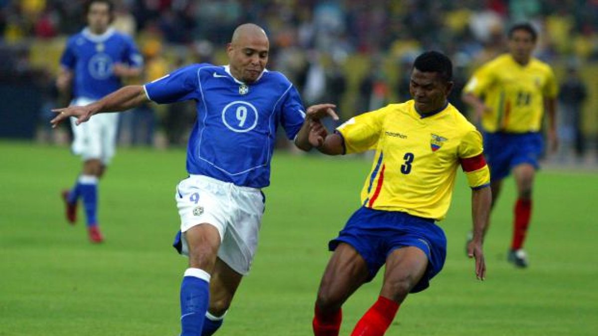 Ronaldo en disputa de la pelota ante Iván Hurtado (d)