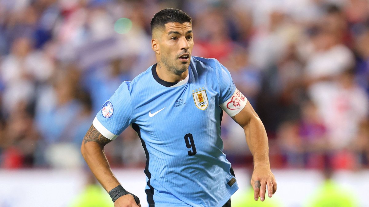 El goleador Luis Suárez se despide de Uruguay en el duelo ante Paraguay.