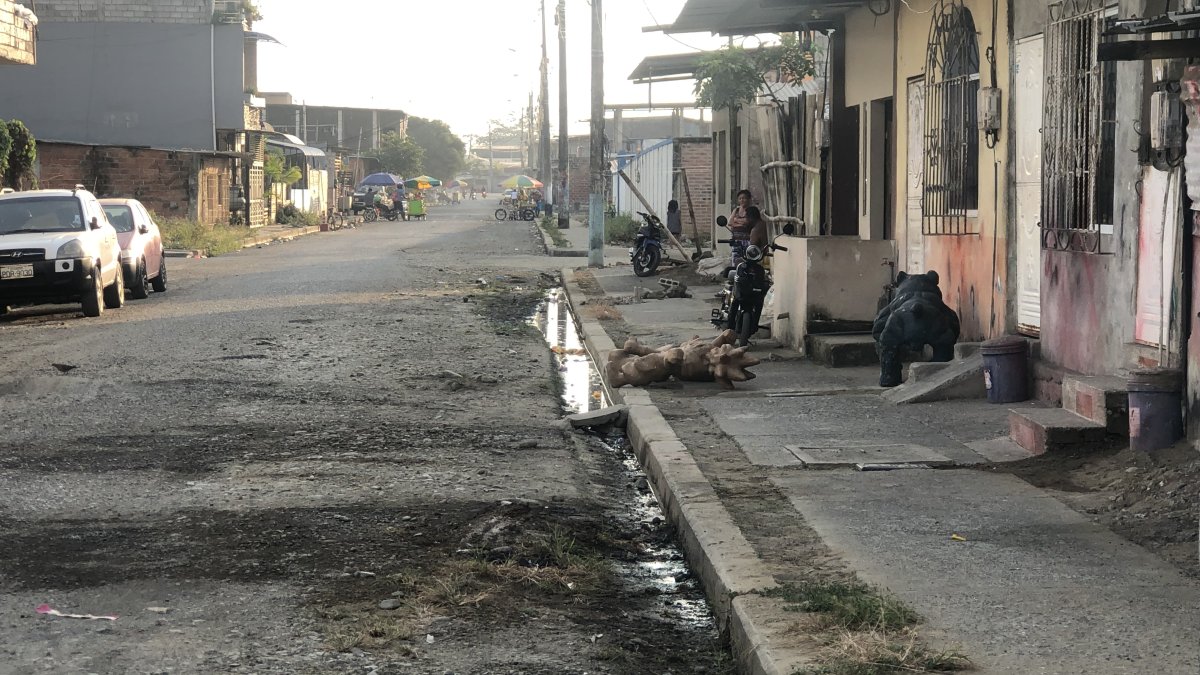 Vías. La falta de alcantarillado es evidente en las calles de la ciudadela 4 de Mayo. Se observan aguas estancadas y el mal olor se percibe.