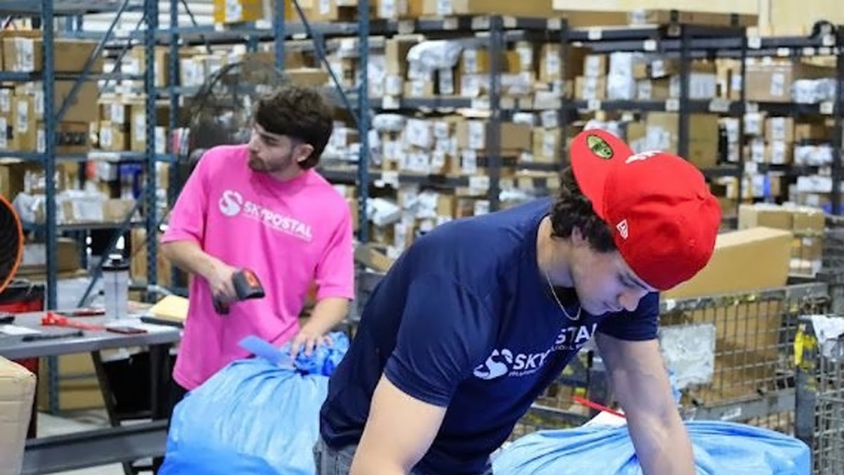 Trabajadores de un centro logístico de Miami ordenan y despachan los paquetes de la empresa china.