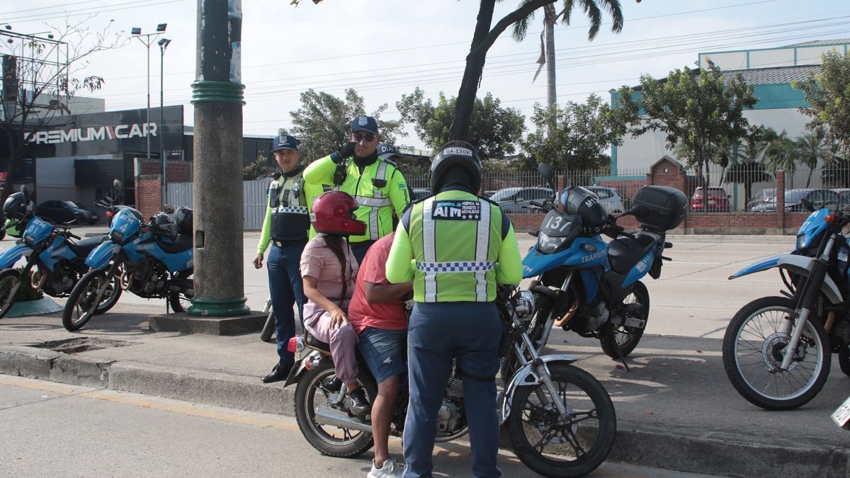 Acción. Un agente señala a la cámara de este Diario durante un operativo en la avenida Juan Tanca Marengo.