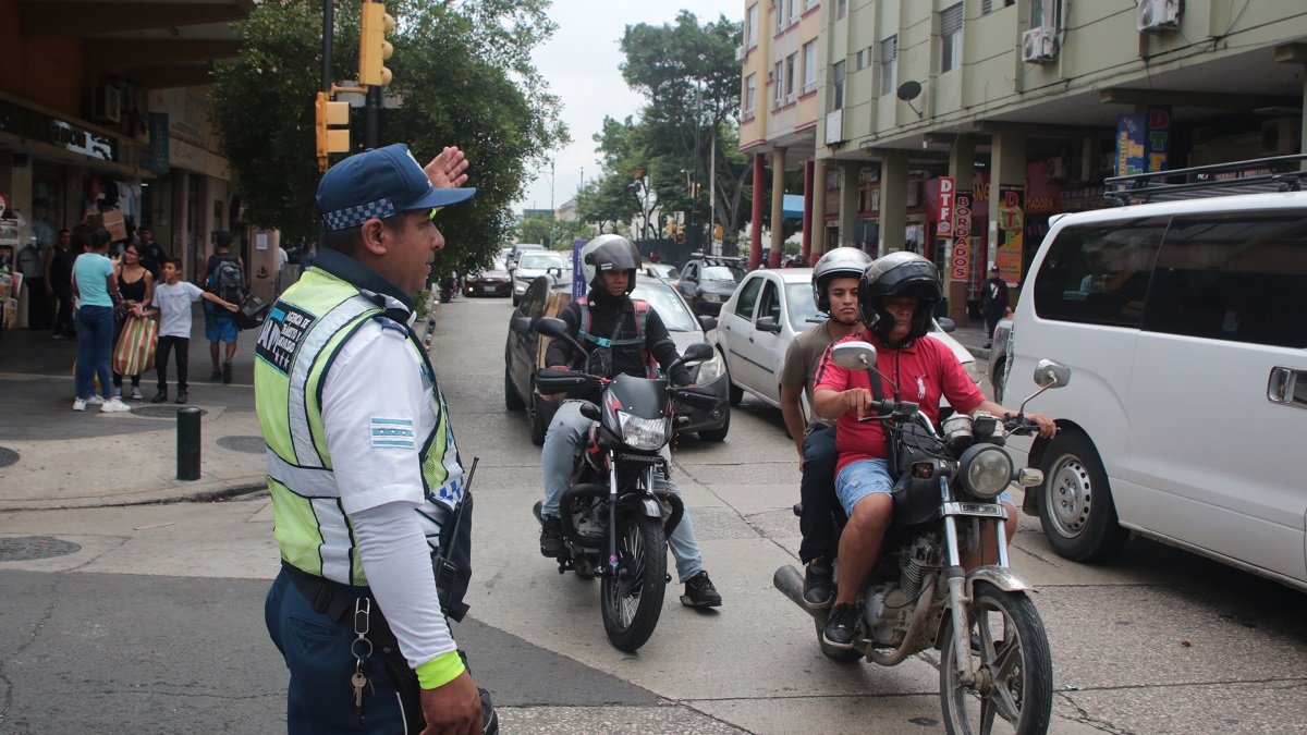 Un agente de la ATM controla el flujo vehicular en el centro de Guayaquil.