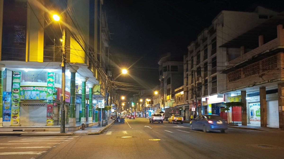 Desolación. En el centro de Quevedo, este es el escenario habitual pasadas las 20:00 todos los días. Negocios de todo tipo cierran sus puertas al menos dos o tres horas antes de lo habitual.