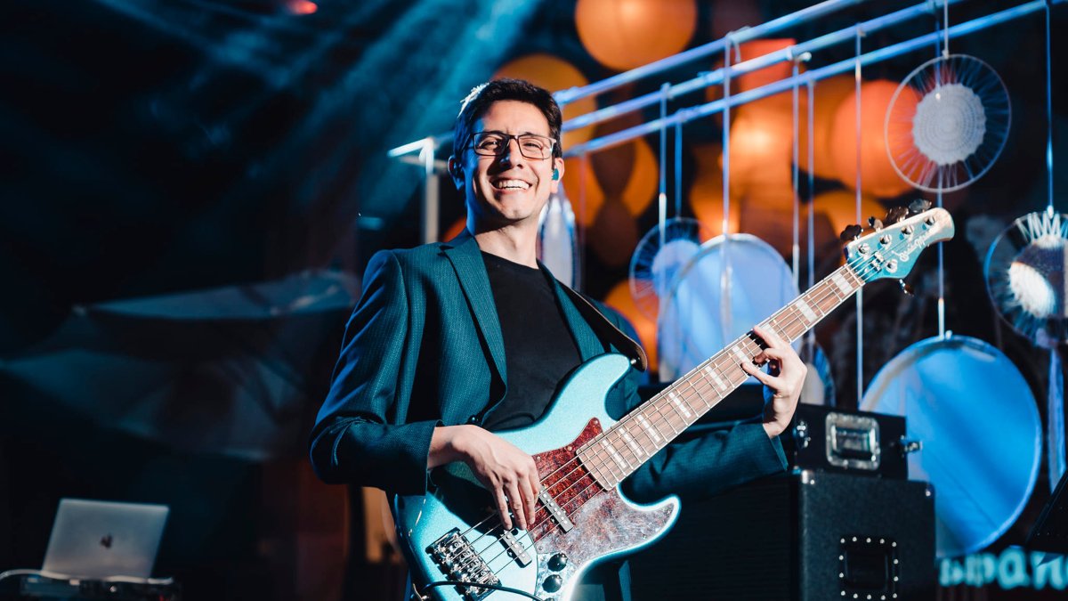 El bajista quiteño estudió una licenciatura en Producción Musical y Sonido en el COM de la Universidad San Francisco de Quito.
