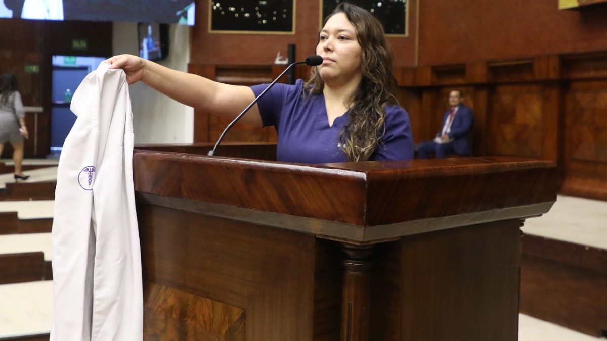 Los médicos posgradistas expusieron su precaria situación en la Asamblea, por el impago de sus becas desde el Estado.