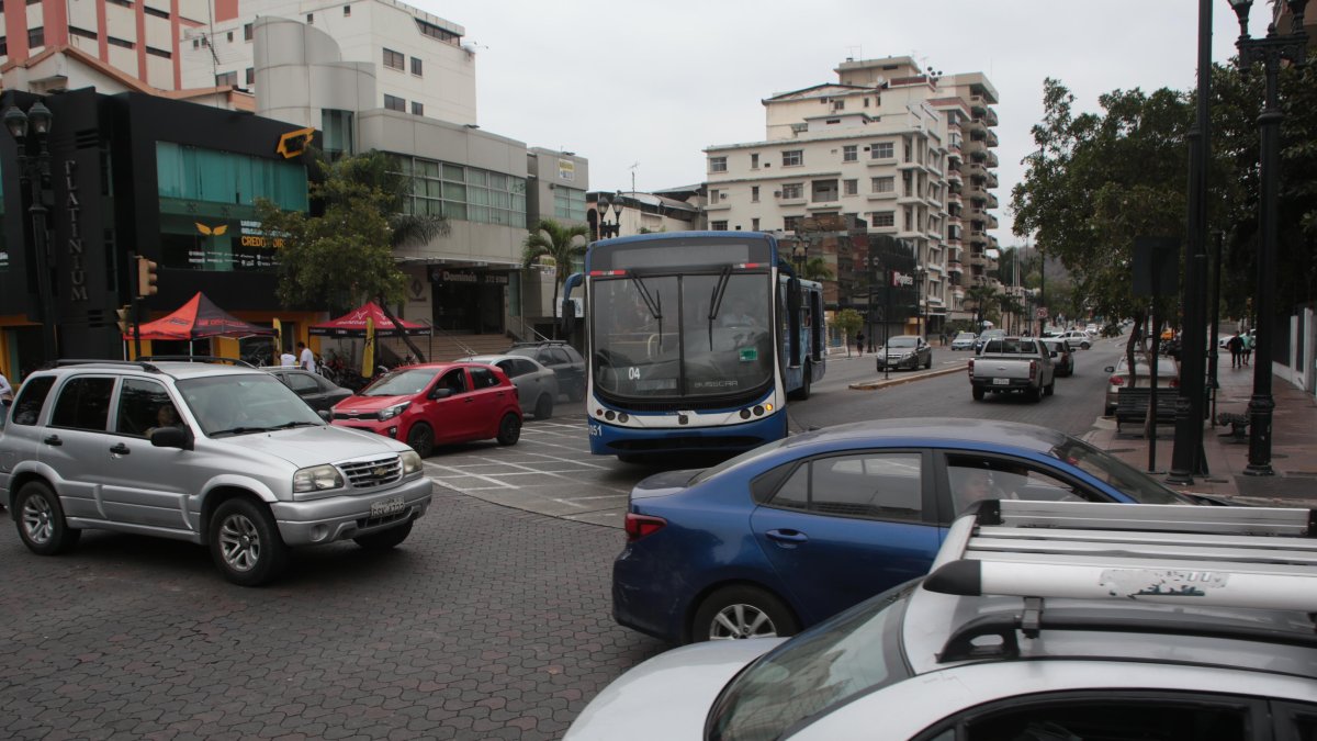 En avenida 9 de Octubre y Carchi no funcionaban los semáforos debido al apagón. Tampoco había agentes de tránsito, la mañana de este sábado 7 de septiembre.