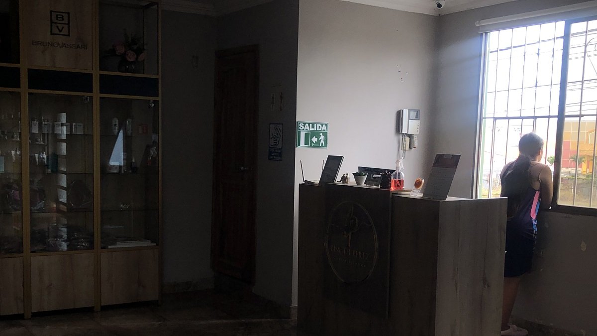 En un spa solo atendían masajes y tratamientos faciales con la luz del día.