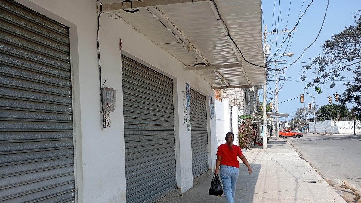 Hace una semana, tras un corte de energía, los comerciantes no abrieron sus negocios en Playas. Ahora, mientras no estén claros los horarios harán lo mismo, han dicho. 