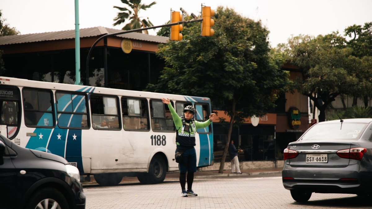 Agentes de ATM apoyan al flujo vehicular en medio de los cortes de luz. Esto, tras las múltiples quejas de los guayaquileños.