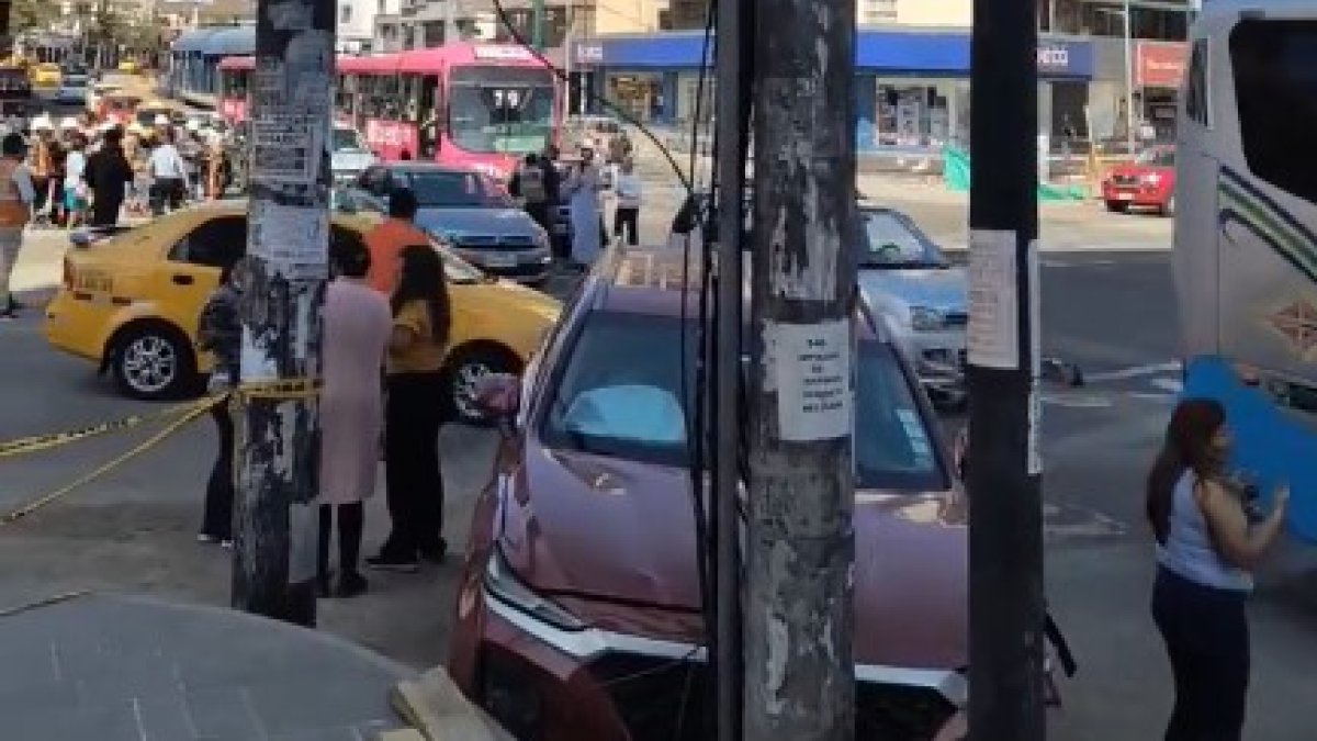 Un auto se chocó contra un poste durante los apagones, cuando circulaba por la esquina de la avenida 6 de Diciembre y Colón, norte de Quito.